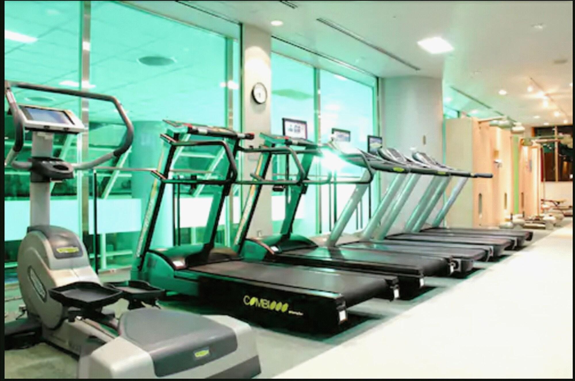 Royton Sapporo Hotel Eksteriør bilde A row of treadmills