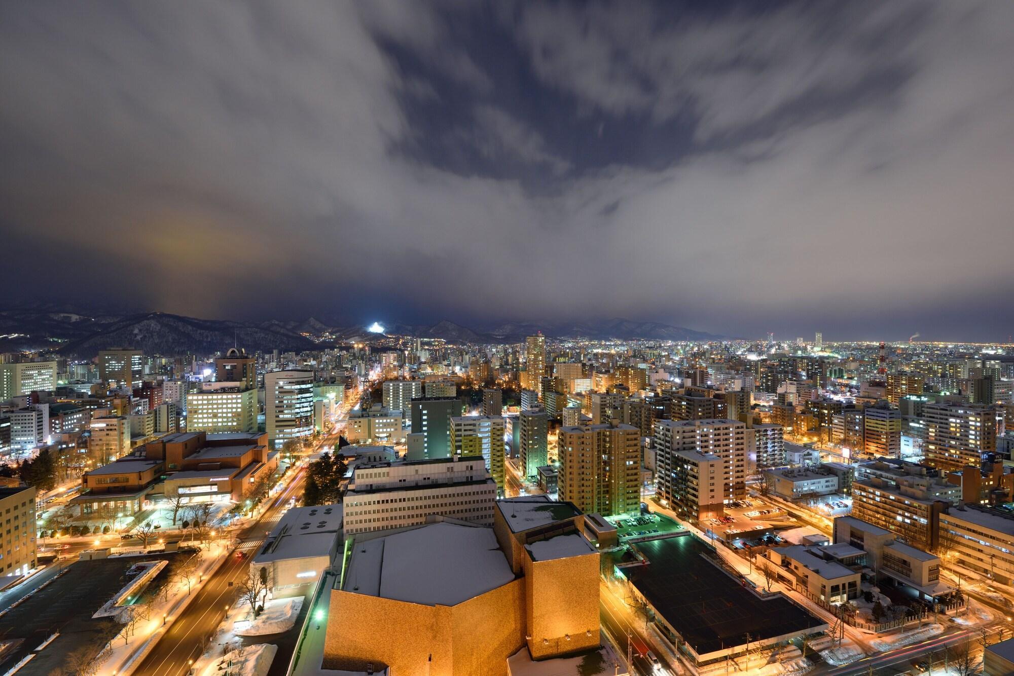 Royton Sapporo Hotel Eksteriør bilde Santiago skyline at night